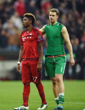 FUSSBALL CHAMPIONS LEAGUE SAISON 2015 2016 HALBFINAL RUECKSPIEL FC Bayern Muenchen - Atletico Madrid 03.05.2016 Enttaeuschung FC Bayern; David Alaba (li) und Torwart Manuel Neuer 