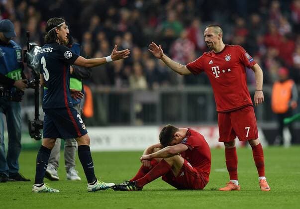 FUSSBALL CHAMPIONS LEAGUE SAISON 2015 2016 HALBFINAL RUECKSPIEL FC Bayern Muenchen - Atletico Madrid 03.05.2016 Enttaeuschung FC Bayern; Xabi Alonso (Mitte Boden); Franck Ribery (re) klatscht Filipe Luis (li, Atletico Madrid) ab 