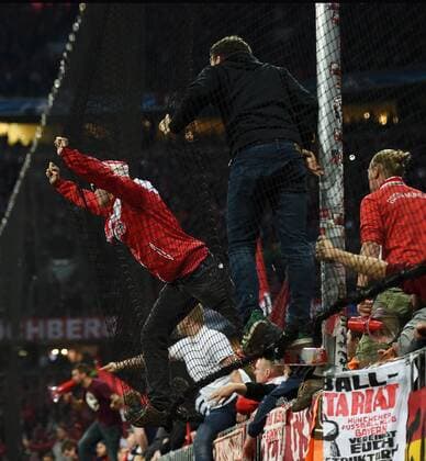 FUSSBALL CHAMPIONS LEAGUE SAISON 2015 2016 HALBFINAL RUECKSPIEL FC Bayern Muenchen - Atletico Madrid 03.05.2016 FC Bayern Ultras haengen im Fangnetz der Suedkurve in der Allianz Arena 