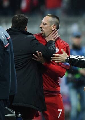 Fußball, Champions League, Bayern München - Atletico Madrid, Rangelei am Spielfeldrand FUSSBALL CHAMPIONS LEAGUE SAISON 2015 2016 HALBFINAL RUECKSPIEL FC Bayern Muenchen - Atletico Madrid 03.05.2016 Franck Ribery (re, FC Bayern Muenchen) und Trainer Diego Simeone (li, Atletico Madrid) gehen sich an den Kragen. 