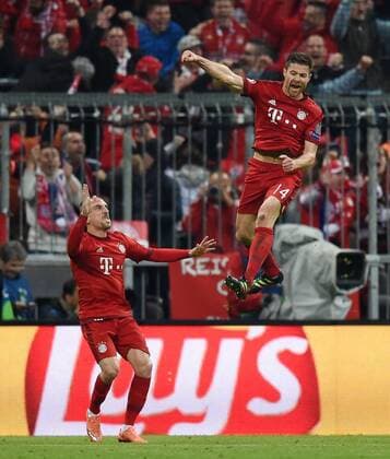 FUSSBALL CHAMPIONS LEAGUE SAISON 2015 2016 HALBFINAL RUECKSPIEL FC Bayern Muenchen - Atletico Madrid 03.05.2016 JUBEL FC Bayern; Xabi Alonso (re) freut sich nach seinem Tor zum 1-0 mit Franck Ribery (li) 