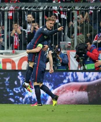 München, Fussball, Herren, UEFA Champions League, Saison 2015 2016, Halbfinale, FC Bayern München - Atletico, Gabi Hernandez, Antoine Griezmann, beide Aletico Madrid, jubel,