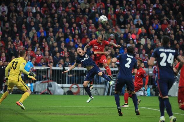 Arturo Vidal s Vorlage zum Tor zum 2:1 gegen Filipe Luis Fußball, Champions League, Halbfinale, Rückspiel, FC Bayern München - Atletico Madrid