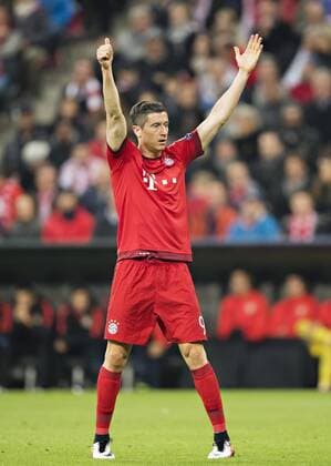 München, 03.05.2016, Allianz Arena Robert Lewandowski (FCB) zählt das Zeitspiel von Torwart Jan Oblak (Atletico) FC Bayern München vs. Atletico Madrid mm