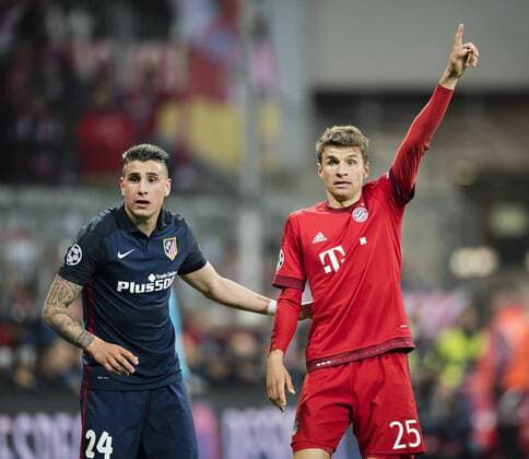 München, 03.05.2016, Allianz Arena Jose Maria Giminez (Atletico), Thomas Müller (FCB) FC Bayern München vs. Atletico Madrid mm