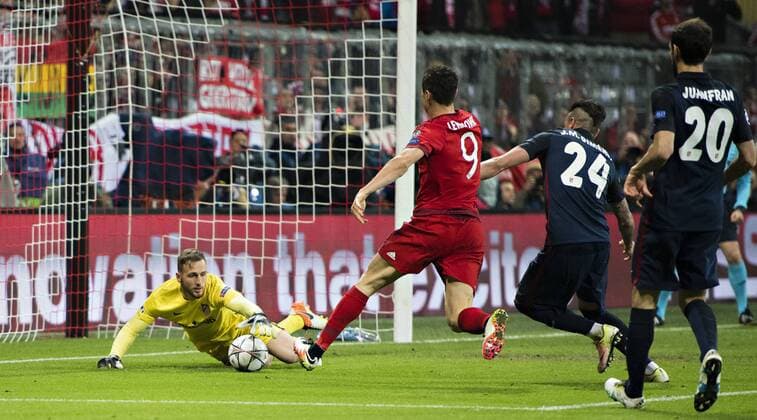 München, 03.05.2016, Allianz Arena Torwart Jan Oblak (Atletico) vor Robert Lewandowski (FCB) FC Bayern München vs. Atletico Madrid mm
