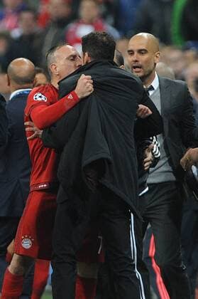 Fußball, Champions League, Bayern München - Atletico Madrid, Rangelei am Spielfeldrand Franck RIBERY (Bayern Muenchen) rauft mit Diego Simeone (Trainer Atletico),re:Pep (Josep) GUARDIOLA (Trainer FCB). FC Bayern Muenchen-Atletico Madrid. Fussball Champions League Halbfinale am 03.05.2016. A L L I A N Z A R E N A.