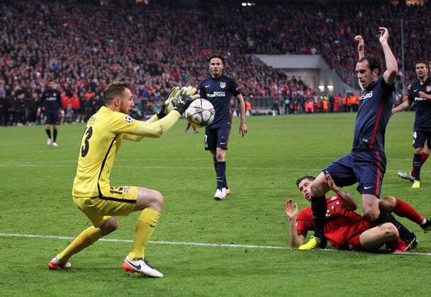 Fussball, Champions League, 2015 2016, Herren, Halbfinale, Rückspiel, 03.05.2016, FC Bayern München - Atletico Madrid 2-1, v.l. Aktion, Zweikampf, Spielszene, action, letzte Aktion im spiel, Jan Oblak, Atletico Madrid, Diego Godin, Atletico Madrid, Robert Lewandowski, FC Bayern München, Mitte im Hintergrund, dahinter, hinten, Saul Niguez, Atletico Madrid,