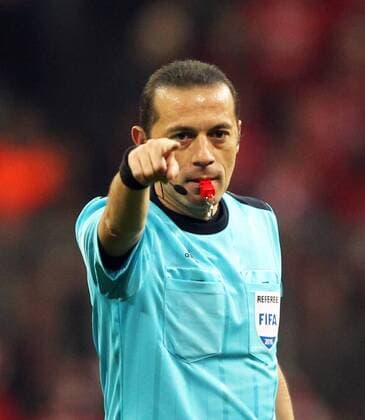 Fussball, Champions League, 2015 2016, Herren, Halbfinale, Rückspiel, 03.05.2016, FC Bayern München - Atletico Madrid 2-1, v.l. Geste, Fingerzeig, Emotion, Schiedsrichter Cüneyt Cakir,