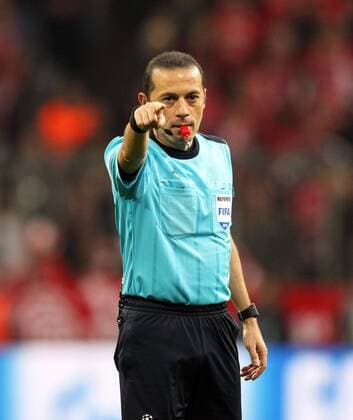 Fussball, Champions League, 2015 2016, Herren, Halbfinale, Rückspiel, 03.05.2016, FC Bayern München - Atletico Madrid 2-1, v.l. Geste, Fingerzeig, Emotion, Schiedsrichter Cüneyt Cakir,