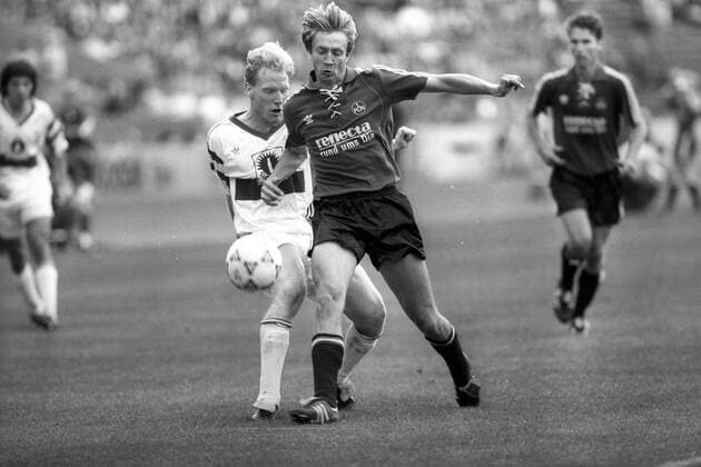VfB Stuttgart - 1. FC Nürnberg: Reiner Wirsching (Nürnberg) vor Matthias Sammer (Stuttgart)