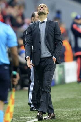 03.05.2016, Fussball UEFA Champions League 2015 2016, Halbfinale, Rückspiel, FC Bayern München - Atletico Madrid, in der Allianz-Arena München, Trainer Pep Guardiola (FC Bayern München) fassungslos. 