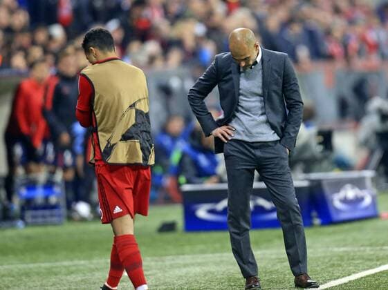 03.05.2016, Fussball UEFA Champions League 2015 2016, Halbfinale, Rückspiel, FC Bayern München - Atletico Madrid, in der Allianz-Arena München, Trainer Pep Guardiola (FC Bayern München) frustriert. 