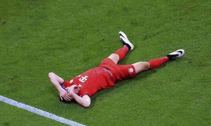 03.05.2016, Fussball UEFA Champions League 2015 2016, Halbfinale, Rückspiel, FC Bayern München - Atletico Madrid, in der Allianz-Arena München, Robert Lewandowski (FC Bayern München) am Boden. 