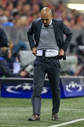 03.05.2016, Fussball UEFA Champions League 2015 2016, Halbfinale, Rückspiel, FC Bayern München - Atletico Madrid, in der Allianz-Arena München, Trainer Pep Guardiola (FC Bayern München) zieht seine Hose hoch. 