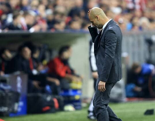 03.05.2016, Fussball UEFA Champions League 2015 2016, Halbfinale, Rückspiel, FC Bayern München - Atletico Madrid, in der Allianz-Arena München, Trainer Pep Guardiola (FC Bayern München) fassungslos. 