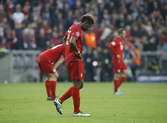 Enttäuschung München, David Alaba (Bayern) am Boden . FC Bayern München-Atletico Madrid . München, GER, 03.05.2016, Halbfinale Rückspiel, Fussball-Champions League 2015-2016 .