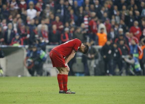 Enttäuschung München, Xabi Alonso (Bayern) am Boden . FC Bayern München-Atletico Madrid . München, GER, 03.05.2016, Halbfinale Rückspiel, Fussball-Champions League 2015-2016 .