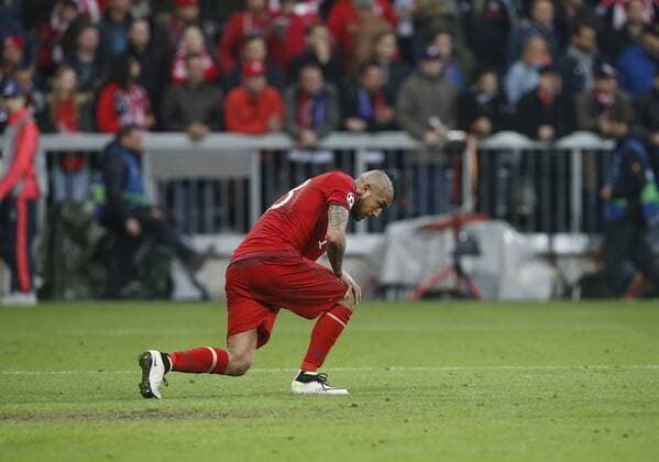 Enttäuschung München, Arturo Vidal (Bayern) am Boden . FC Bayern München-Atletico Madrid . München, GER, 03.05.2016, Halbfinale Rückspiel, Fussball-Champions League 2015-2016 .