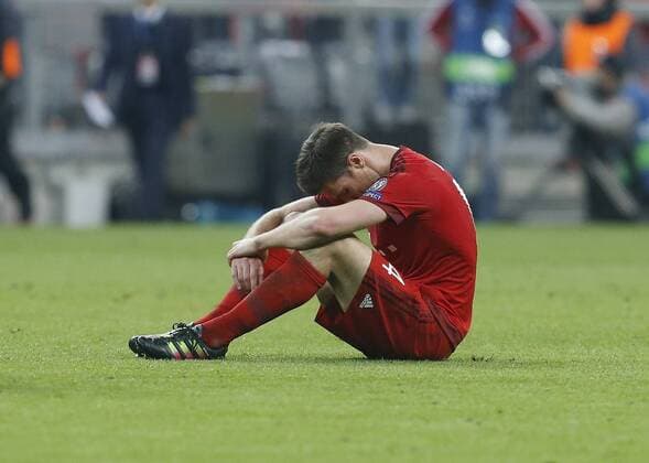 Enttäuschung München, Xabi Alonso (Bayern) am Boden . FC Bayern München-Atletico Madrid . München, GER, 03.05.2016, Halbfinale Rückspiel, Fussball-Champions League 2015-2016 .