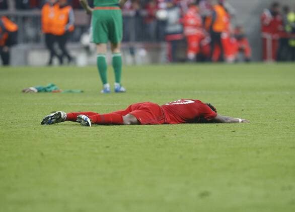 Enttäuschung München, David Alaba (Bayern) am Boden . FC Bayern München-Atletico Madrid . München, GER, 03.05.2016, Halbfinale Rückspiel, Fussball-Champions League 2015-2016 .