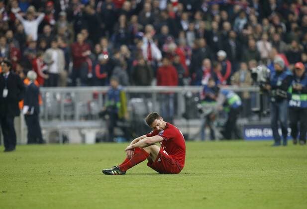 Enttäuschung München, Xabi Alonso (Bayern) am Boden . FC Bayern München-Atletico Madrid . München, GER, 03.05.2016, Halbfinale Rückspiel, Fussball-Champions League 2015-2016 .