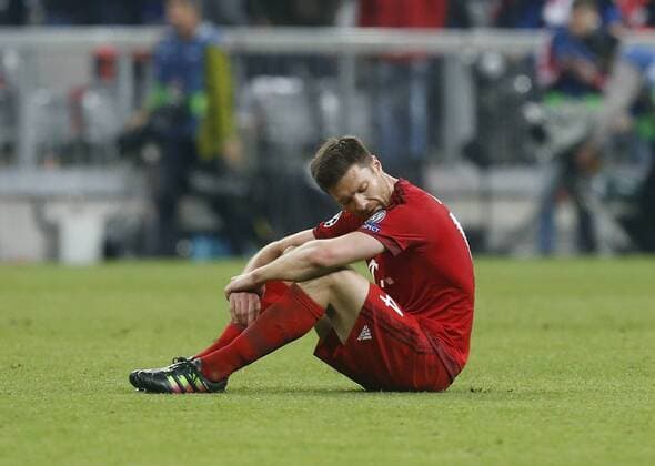 Enttäuschung München, Xabi Alonso (Bayern) am Boden . FC Bayern München-Atletico Madrid . München, GER, 03.05.2016, Halbfinale Rückspiel, Fussball-Champions League 2015-2016 .