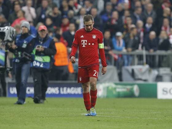 Enttäuschung München, Philipp Lahm (Bayern) am Boden . FC Bayern München-Atletico Madrid . München, GER, 03.05.2016, Halbfinale Rückspiel, Fussball-Champions League 2015-2016 .