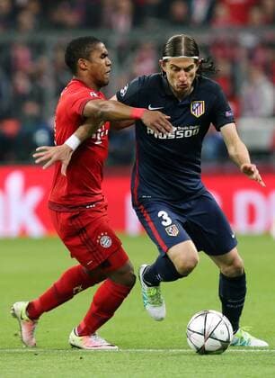 München Fußball Champions League FC Bayern München vs. Atletico Madrid, v.l. Douglas Costa (Bayern), Filipe de Luis (Madrid)