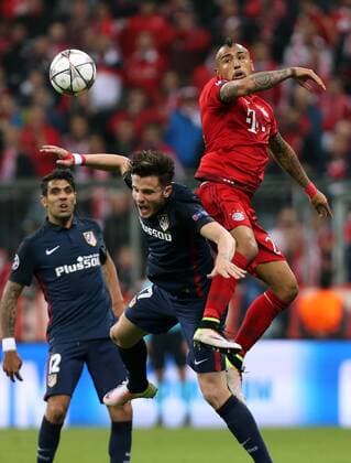 München Fußball Champions League FC Bayern München vs. Atletico Madrid, vorne v.l. Saul Niguez (Madrid), Arturo Vidal (Bayern)