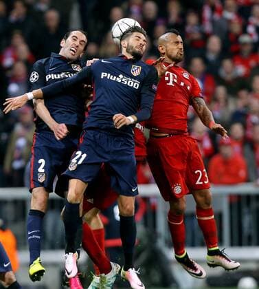 München Fußball Champions League FC Bayern München vs. Atletico Madrid, v.l. Diego Godin (Madrid), Yannick Carrasco (Madrid), Arturo Vidal (Bayern)