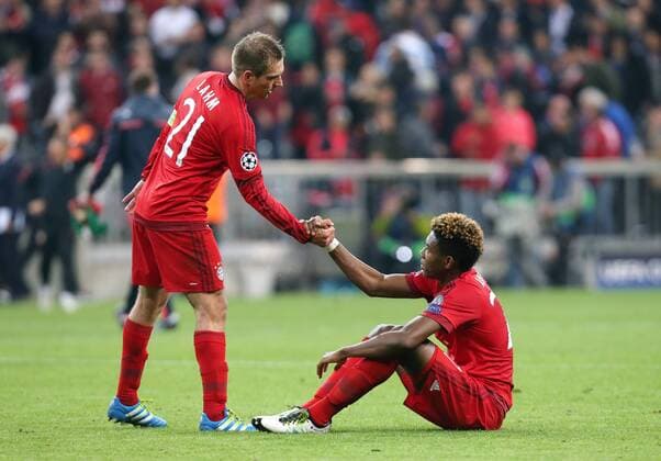 München Fußball Champions League FC Bayern München vs. Atletico Madrid, enttäuschte Bayern nach dem knapp verpassten Einzug in das Finale, v.l. Philipp Lahm hilft David Alaba (Bayern) hoch