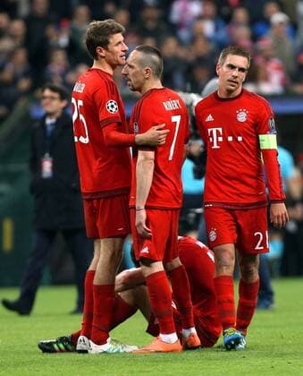 München Fußball Champions League FC Bayern München vs. Atletico Madrid, enttäuschte Bayern nach dem knapp verpassten Einzug in das Finale, v.l. Thomas Müller, Franck Ribery und Philipp Lahm (Bayern)
