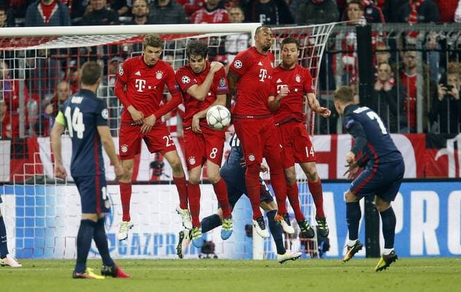Diesen Freistoss von Antoine Griezmann (Atletico, rechts) blockt die Freistossmauer V.li. Thomas Müller (Bayern) , Javier Martinez (Bayern) , Jerome Boateng (Bayern) , Xabi Alonso (Bayern) . FC Bayern München-Atletico Madrid . München, GER, 03.05.2016, Halbfinale Rückspiel, Fussball-Champions League 2015-2016 .