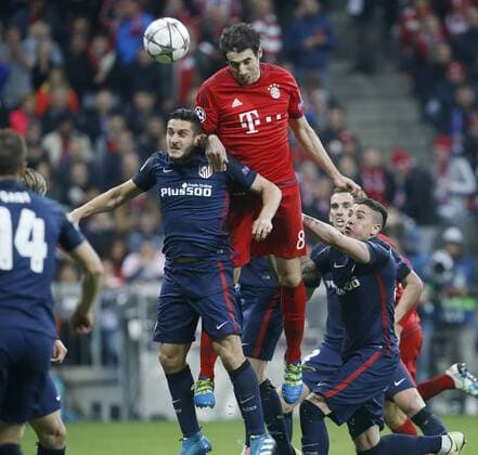 V.li. Koke (Atletico) , Javier Martinez (Bayern) , Jose Maria Glimenez (Atletico) . FC Bayern München-Atletico Madrid . München, GER, 03.05.2016, Halbfinale Rückspiel, Fussball-Champions League 2015-2016 .