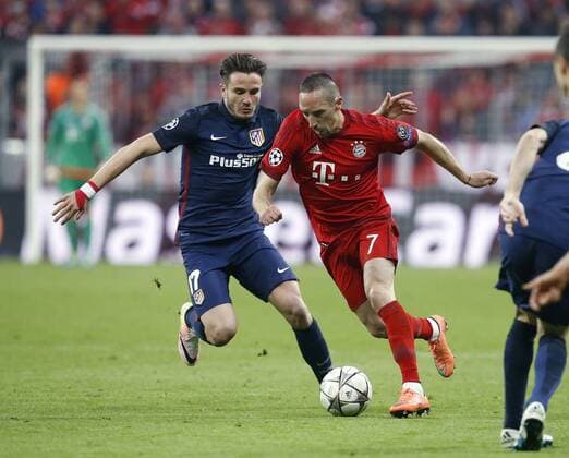 V.li. Saul Niguez (Atletico) , Franck Ribery (Bayern) . FC Bayern München-Atletico Madrid . München, GER, 03.05.2016, Halbfinale Rückspiel, Fussball-Champions League 2015-2016 .