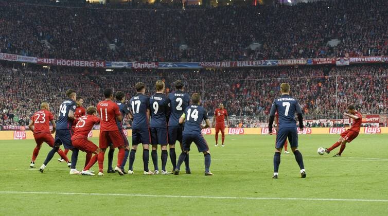 03.05.2016, Fussball UEFA Champions League 2015 2016, Halbfinale, Rückspiel, FC Bayern München - Atletico Madrid, in der Allianz-Arena München, Xabi Alonso (re, FC Bayern München) erzielt hier das Führungstor zum 1:0 per Freistoss-Tor. 