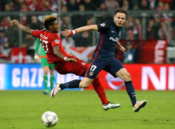 München Fußball Champions League FC Bayern München vs. Atletico Madrid, v.l. David Alaba (Bayern), Saul Niguez (Madrid)