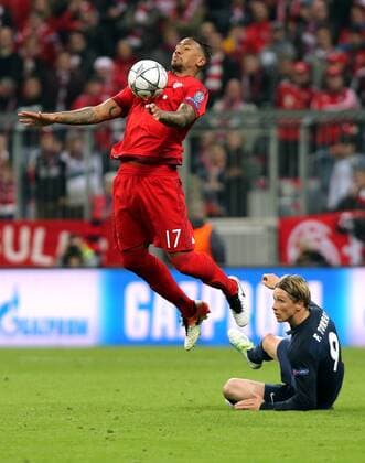 München Fußball Champions League FC Bayern München vs. Atletico Madrid, v.l. Jerome Boateng (Bayern), Fernando Torres (Madrid)