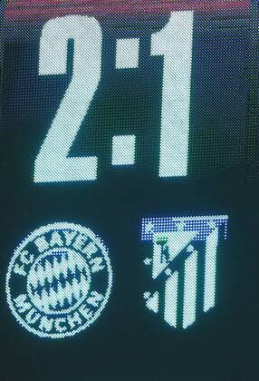 München Fußball Champions League FC Bayern München vs. Atletico Madrid, Spielanzeigetafel mit dem Endstand 2:1