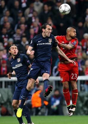 München Fußball Champions League FC Bayern München vs. Atletico Madrid, v.l. Filipe Luis (Madrid), Diego Godin (Madrid), Arturo Vidal (Bayern)