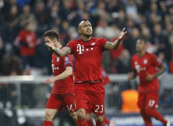 Enttäuschung Bayern, Arturo Vidal (Bayern) . FC Bayern München-Atletico Madrid . München, GER, 03.05.2016, Halbfinale Rückspiel, Fussball-Champions League 2015-2016 .