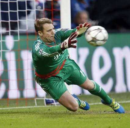Manuel Neuer (Bayern) . Einzelaktion am Ball . FC Bayern München-Atletico Madrid . München, GER, 03.05.2016, Halbfinale Rückspiel, Fussball-Champions League 2015-2016 .