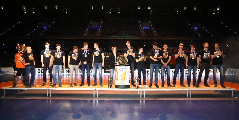 Volleyball, Herren, Saison 2015 16, Saisonabschlussfeier BR Volleys, das Team der BR Volleys mit den drei Trophäen DVV-Pokal, Meisterschale und CEV-Pokal, 03.05.16,