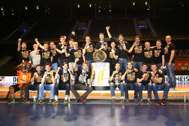 Bilder des Tages - SPORT Volleyball, Herren, Saison 2015 16, Saisonabschlussfeier BR Volleys, das Team der BR Volleys mit den drei Trophäen DVV-Pokal, Meisterschale und CEV-Pokal, 03.05.16,