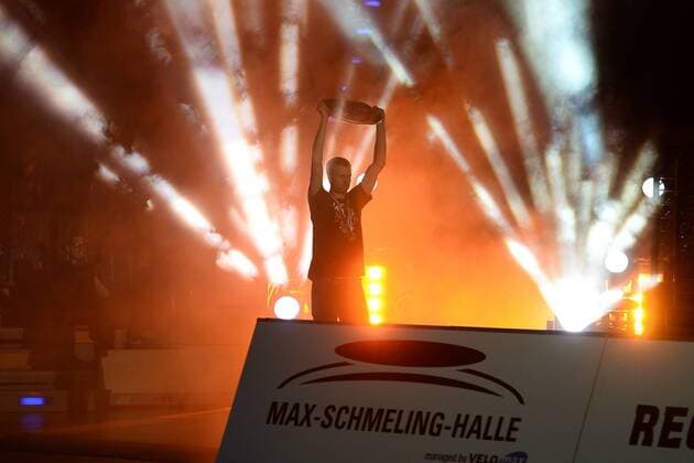 Volleyball, Herren, Saison 2015 16, Bundesliga, Saisonabschlussfeier BR Volleys, Mannschaftskapitän Robert Kromm präsentiert die Meisterschaftsschale, 03.05.16,