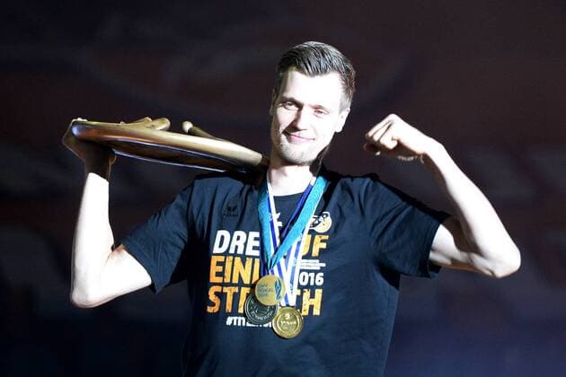 Volleyball, Herren, Saison 2015 16, Bundesliga, Saisonabschlussfeier BR Volleys, Mannschaftskapitän Robert Kromm präsentiert die Meisterschaftsschale, 03.05.16,