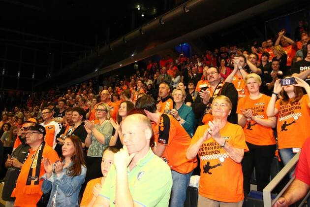Volleyball, Herren, Saison 2015 16, Bundesliga, Saisonabschlußfeier BR Volleys, jubelnde Fans der BR Volleys in der Max-Schmeling-Halle, 03.05.16,