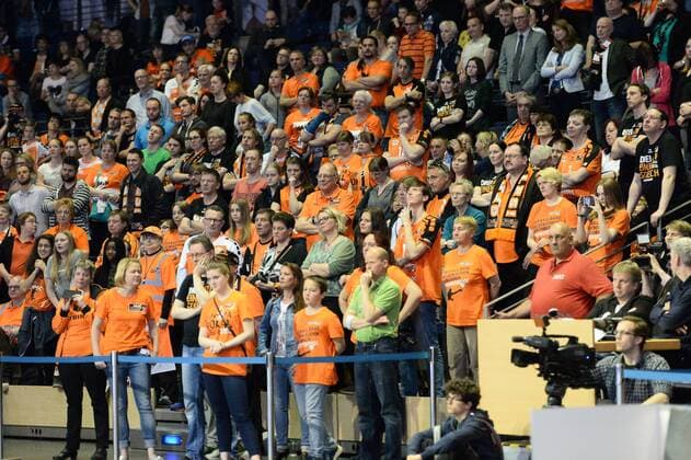 Volleyball, Herren, Saison 2015 16, Bundesliga, Saisonabschlußfeier BR Volleys, jubelnde Fans der BR Volleys in der Max-Schmeling-Halle, 03.05.16,