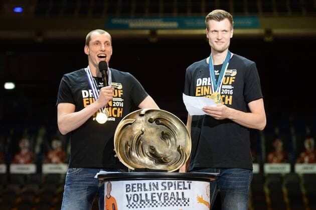 Volleyball, Herren, Saison 2015 16, Bundesliga, Saisonabschlußfeier BR Volleys, Felix Fischer (No. 6, Berlin Recycling Volleys) und Robert Kromm (No. 3, Berlin Recycling Volleys) mit der Meisterschale, 03.05.16,